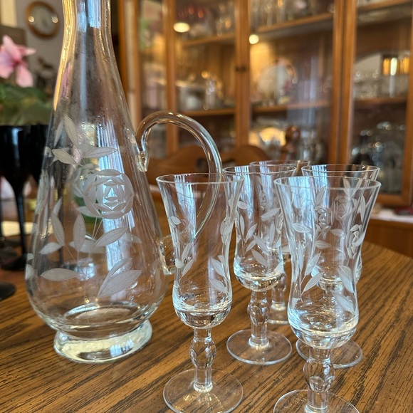 Liquor canister and 5 liquor glasses - Picture 2 of 6